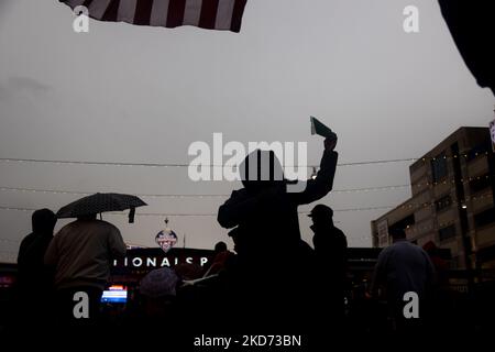 Un homme vend des ponchos de pluie au parc national de Washington, D.C., pendant le match du jour d'ouverture de la saison de baseball des MLB 2022 vers les mets de New York sur 7 avril 2022 (photo de Bryan Olin Dozier/NurPhoto) Banque D'Images