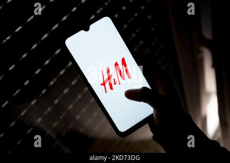 Sur cette photo, un logo H&M apparaît sur l'écran d'un smartphone à Athènes, en Grèce, sur 7 avril 2022. (Photo d'illustration par Nikolas Kokovlis/NurPhoto) Banque D'Images