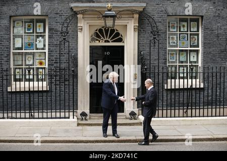 Le Premier ministre britannique Boris Johnson (à gauche) accueille le chancelier allemand OLAF Scholz (à droite) devant le 10 Downing Street à Londres, en Angleterre, sur 8 avril 2022. (Photo de David Cliff/NurPhoto) Banque D'Images