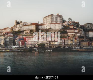 Porto Skyline, Douro et Cais da Ribeira avec la cathédrale se do Porto et le palais épiscopal - Porto, Portugal Banque D'Images