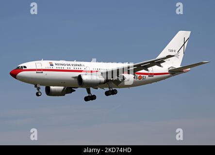 Airbus A310 de l'armée de l'air espagnole arrivant à l'aéroport El Prat à l'occasion de la visite du Président Pedro Sanchez pour visiter le centre ukrainien des réfugiés installé à Barcelone, le 08th avril 2022. -- (photo par Urbanandsport/NurPhoto) Banque D'Images