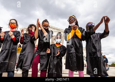 Des enfants vêtus de juges en robes noires dansent au rassemblement célébrant la confirmation de Ketanji Brown Jackson à la Cour suprême. Le juge Jackson sera la première femme noire à siéger à la Cour. Elle est une ancienne défenseuse publique et sert actuellement de juge à la Cour d'appel des États-Unis pour le circuit DC. Le Sénat a voté 53-47 pour la confirmer sur 7 avril 2022. (Photo d'Allison Bailey/NurPhoto) Banque D'Images