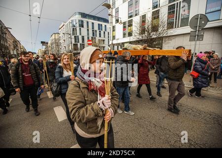 Les Ukrainiens qui virent dans la ville portant une croix géante sur leurs épaules pour assister à la procession de la Croix sont vus le 8 avril 2022 à Gdynia, en Pologne. Voie de la Croix également connu comme voie des Sorrows ou via Crucis processions sont habituellement observés pendant le Carême, surtout les vendredis de Lenten et surtout le Vendredi Saint. C'est l'une des dévotions les plus populaires pour les catholiques romains. La dévotion consiste à méditer sur 14 événements qui forment les 14 stations de la croix. Le but de cette dévotion est de se concentrer sur la passion de Jésus-Christ. (Photo de Michal Fludra/NurPhoto) Banque D'Images