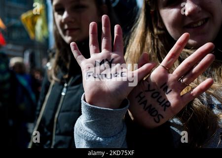 Les militants du climat de la rébellion des extinction portent des pancartes et une bannière lorsqu'ils participent à une manifestation à Londres, en Grande-Bretagne, le 9 avril 2022. Des milliers de partisans de la rébellion contre l'extinction du groupe de protestation se rallient pour le début de la dernière campagne du groupe dans le centre de Londres, qu'ils promettent de « mettre fin à la capitale » au cours de la semaine à venir. (Photo de Maciek Musialek/NurPhoto) Banque D'Images