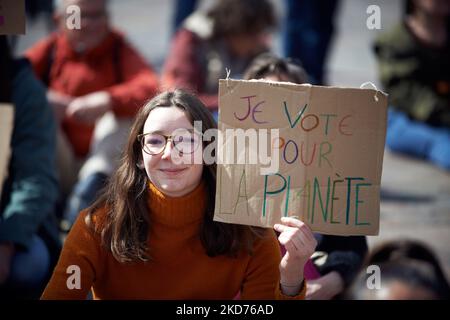 Une jeune femme tient un carton lisant "je vote pour la planète". La veille du premier tour de l'élection présidentielle française, des centaines de collectifs ont appelé à « l'arche de l'avenir » dans toute la France pour rappeler aux candidats à la présidence toute la crise qui se produit maintenant : climat, biodiversité, guerres, inégalités croissantes, santé, Extinction des espèces, etc. À Toulouse, plus de 30 organisations ont appelé à la « arche pour l'avenir » (NousToutes, XR, YFC, Greenpeace...) et à former une chaîne humaine. Plusieurs milliers de personnes sont venues former une chaîne humaine pour aller jusqu'à la mairie de Toulouse. T Banque D'Images