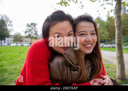 Portrait de deux femmes chinoises mignonnes et attrayantes souriant à l'appareil photo. Banque D'Images