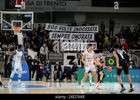 Les fans de Trento célèbrent le match de Toto Forray en 500th (panier Aquila Dolomiti Trentin Energia) avec le club de basketball de Trento. Pendant le championnat italien De basket-ball A Serie Dolomiti Energia Trentin vs Happy Casa Brindisi sur 09 avril 2022 à l'arène du groupe BLM à Trento, Italie (photo de Roberto Tommasini/LiveMedia/Nurito) Banque D'Images