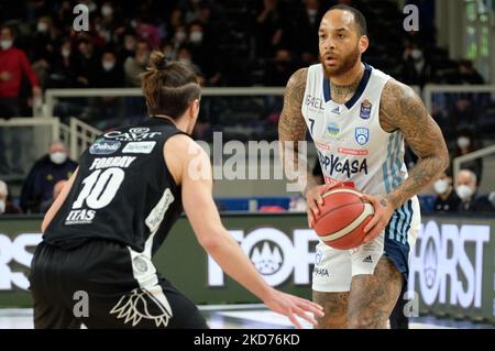 D'Angelo Harrison - Happy Casa Brindisi étudier le jeu. Pendant le basket italien A Serie Championship Dolomiti Energia Trentino vs Happy Casa Brindisi sur 09 avril 2022 à l'arène du groupe BLM à Trento, Italie (photo par Roberto Tommasini/LiveMedia/NurPhoto) Banque D'Images