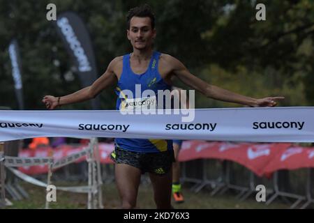 Mansfield, Royaume-Uni. Samedi 5th novembre 2022. Leeds City Athletic Club Une équipe (1. David Mullarkey - 2. Philip Sesemann - 3. Graham Rush - 4. Emile Cairess) remporte le championnat de relais masculin senior. Emile Cairess dirige l'ancre. Association transnationale anglaise. Association transnationale anglaise. Berry Hill Park, Mansfield Notinghamshire. © Yoko Shelley crédit: Yoko Shelley/Alay Live News Banque D'Images