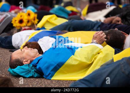 Les manifestants se trouvent sur le terrain alors qu'ils répromulguent le meurtre de 163 personnes à Bucha lors d'un rassemblement à la Maison Blanche pour l'Ukraine. Des centaines de personnes se sont rassemblées pour exiger que les États-Unis et l'Occident cessent de faire des promesses et augmentent les actions pour l'Ukraine. (Photo d'Allison Bailey/NurPhoto) Banque D'Images