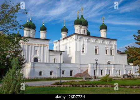 ASTRAKHAN, RUSSIE - 21 SEPTEMBRE 2021 : Cathédrale de la Trinité sur le territoire du Kremlin. Astrakhan Banque D'Images