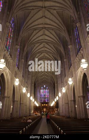 L'intérieur de la chapelle de l'Université Duke, en regardant vers l'alter, avec les gens de sevel dans les ragoûts et l'allée, à Durham, Caroline du Nord, États-Unis Banque D'Images