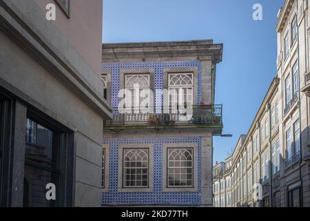 Bâtiment d'architecture portugaise traditionnelle avec balcon - Porto, Portugal Banque D'Images