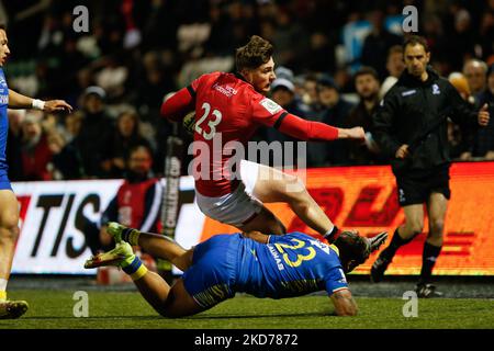 Ben Stevenson de Newcastle Falcons est attaqué par le Junior Laloifi de Zebre Parme lors du match DE championnat DE BETFRED entre Newcastle Thunder et Widnes Vikings à Kingston Park, Newcastle, le lundi 4th avril 2022. (Photo de Chris Lishman/MI News/NurPhoto) Banque D'Images