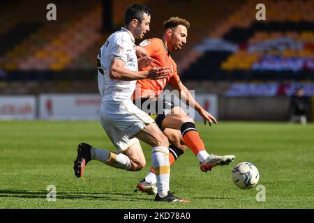 Hallam Hope d'Oldham Athletic s'en va avec Ben Garrity de Port Vale lors du match Sky Bet League 2 entre Port Vale et Oldham Athletic à Vale Park, Burslem, le samedi 9th avril 2022. (Photo d'Eddie Garvey/MI News/NurPhoto) Banque D'Images