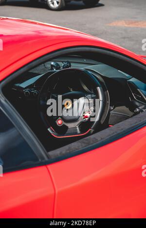 Un cliché vertical d'une Ferrari 488 rouge. Volant de direction. Banque D'Images