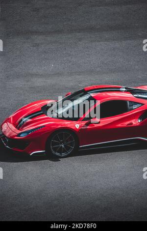 Un cliché vertical d'une Ferrari 488 rouge sur la route de Chesterfield. Banque D'Images