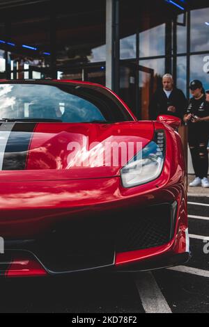 Un cliché vertical d'une Ferrari 488 rouge sur la route de Chesterfield. Banque D'Images