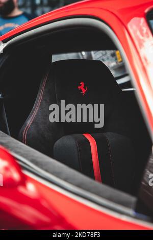 Un cliché vertical d'une Ferrari 488 rouge. Logo sur le siège. Banque D'Images