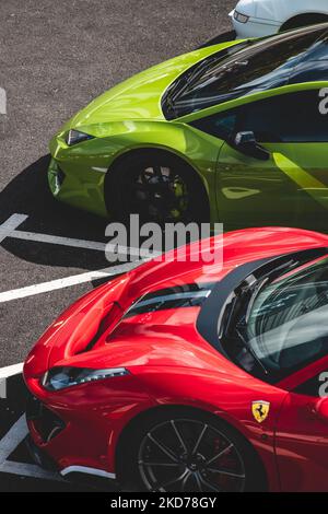 Un cliché vertical d'une Ferrari 488 rouge avec une Lamborghini Aventador jaune sur la route de Chesterfield. Banque D'Images