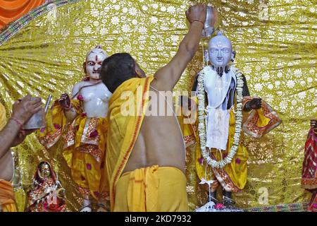 Le prêtre hindou exécute 'panchamrit abhishek' à Lord Rama idol à l'occasion de 'RAM Navami' au temple de Shree Ramchandra à Jaipur, Rajasthan, Inde, dimanche, 10 avril, 2022. Les dévotés hindous célèbrent le festival de RAM Navami, l'anniversaire de naissance de Lord Rama, qui marque également la fin du jeûne de neuf jours et du festival Navaratri. (Photo de Vishal Bhatnagar/NurPhoto) Banque D'Images