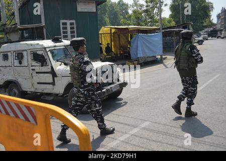 Les troopeurs paramilitaires indiens arrivent sur un site de rencontre à Srinagar, au Cachemire administré par l'Inde, le 10 avril 2022. Deux militants étrangers ont été tués lors d'une rencontre avec les forces indiennes. (Photo de Muzamil Mattoo/NurPhoto) Banque D'Images