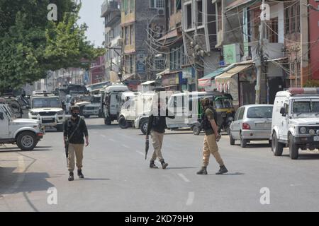 Les troopeurs paramilitaires indiens arrivent sur un site de rencontre à Srinagar, au Cachemire administré par l'Inde, le 10 avril 2022. Deux militants étrangers ont été tués lors d'une rencontre avec les forces indiennes. (Photo de Muzamil Mattoo/NurPhoto) Banque D'Images