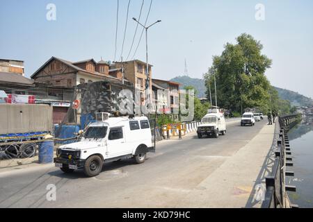 Les troopeurs paramilitaires indiens arrivent sur un site de rencontre à Srinagar, au Cachemire administré par l'Inde, le 10 avril 2022. Deux militants étrangers ont été tués lors d'une rencontre avec les forces indiennes. (Photo de Muzamil Mattoo/NurPhoto) Banque D'Images