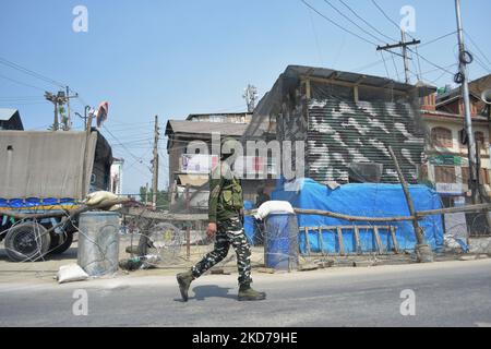 Les troopeurs paramilitaires indiens arrivent sur un site de rencontre à Srinagar, au Cachemire administré par l'Inde, le 10 avril 2022. Deux militants étrangers ont été tués lors d'une rencontre avec les forces indiennes. (Photo de Muzamil Mattoo/NurPhoto) Banque D'Images