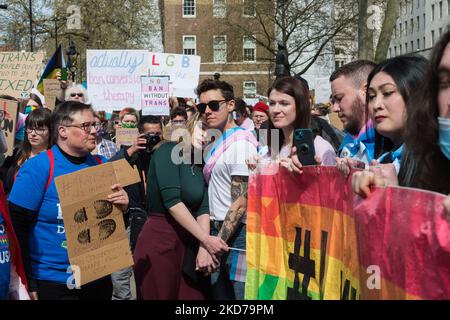 LONDRES, ROYAUME-UNI - 10 AVRIL 2022 : des militants LGBT, des personnes transgenres et leurs partisans manifestent devant Downing Street pour protester contre la décision du gouvernement britannique d'exclure les personnes transgenres dans une interdiction de traitement de conversion à 10 avril 2022 à Londres, en Angleterre. La décision de ne pas inclure la thérapie de conversion trans dans le champ d'application de l'interdiction a conduit plus de 100 groupes LGBTQ+ à boycotter la conférence « Safe to be Me » qui a incité le gouvernement britannique à annuler l'événement. (Photo de Wiktor Szymanowicz/NurPhoto) Banque D'Images