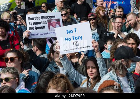 LONDRES, ROYAUME-UNI - 10 AVRIL 2022 : des militants LGBT, des personnes transgenres et leurs partisans manifestent devant Downing Street pour protester contre la décision du gouvernement britannique d'exclure les personnes transgenres dans une interdiction de traitement de conversion à 10 avril 2022 à Londres, en Angleterre. La décision de ne pas inclure la thérapie de conversion trans dans le champ d'application de l'interdiction a conduit plus de 100 groupes LGBTQ+ à boycotter la conférence « Safe to be Me » qui a incité le gouvernement britannique à annuler l'événement. (Photo de Wiktor Szymanowicz/NurPhoto) Banque D'Images