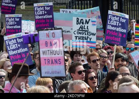 LONDRES, ROYAUME-UNI - 10 AVRIL 2022 : des militants LGBT, des personnes transgenres et leurs partisans manifestent devant Downing Street pour protester contre la décision du gouvernement britannique d'exclure les personnes transgenres dans une interdiction de traitement de conversion à 10 avril 2022 à Londres, en Angleterre. La décision de ne pas inclure la thérapie de conversion trans dans le champ d'application de l'interdiction a conduit plus de 100 groupes LGBTQ+ à boycotter la conférence « Safe to be Me » qui a incité le gouvernement britannique à annuler l'événement. (Photo de Wiktor Szymanowicz/NurPhoto) Banque D'Images