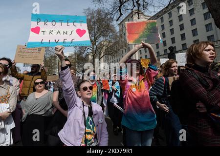 LONDRES, ROYAUME-UNI - 10 AVRIL 2022 : des militants LGBT, des personnes transgenres et leurs partisans manifestent devant Downing Street pour protester contre la décision du gouvernement britannique d'exclure les personnes transgenres dans une interdiction de traitement de conversion à 10 avril 2022 à Londres, en Angleterre. La décision de ne pas inclure la thérapie de conversion trans dans le champ d'application de l'interdiction a conduit plus de 100 groupes LGBTQ+ à boycotter la conférence « Safe to be Me » qui a incité le gouvernement britannique à annuler l'événement. (Photo de Wiktor Szymanowicz/NurPhoto) Banque D'Images