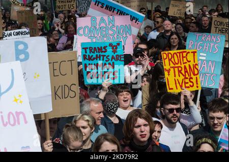 LONDRES, ROYAUME-UNI - 10 AVRIL 2022 : des militants LGBT, des personnes transgenres et leurs partisans manifestent devant Downing Street pour protester contre la décision du gouvernement britannique d'exclure les personnes transgenres dans une interdiction de traitement de conversion à 10 avril 2022 à Londres, en Angleterre. La décision de ne pas inclure la thérapie de conversion trans dans le champ d'application de l'interdiction a conduit plus de 100 groupes LGBTQ+ à boycotter la conférence « Safe to be Me » qui a incité le gouvernement britannique à annuler l'événement. (Photo de Wiktor Szymanowicz/NurPhoto) Banque D'Images