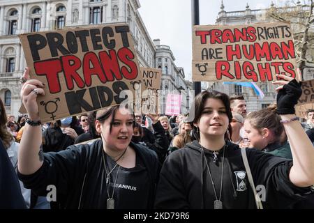 LONDRES, ROYAUME-UNI - 10 AVRIL 2022 : des militants LGBT, des personnes transgenres et leurs partisans manifestent devant Downing Street pour protester contre la décision du gouvernement britannique d'exclure les personnes transgenres dans une interdiction de traitement de conversion à 10 avril 2022 à Londres, en Angleterre. La décision de ne pas inclure la thérapie de conversion trans dans le champ d'application de l'interdiction a conduit plus de 100 groupes LGBTQ+ à boycotter la conférence « Safe to be Me » qui a incité le gouvernement britannique à annuler l'événement. (Photo de Wiktor Szymanowicz/NurPhoto) Banque D'Images