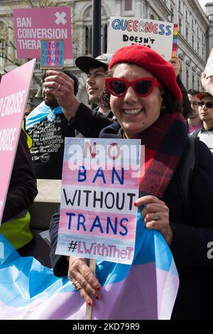 LONDRES, ROYAUME-UNI - 10 AVRIL 2022 : des militants LGBT, des personnes transgenres et leurs partisans manifestent devant Downing Street pour protester contre la décision du gouvernement britannique d'exclure les personnes transgenres dans une interdiction de traitement de conversion à 10 avril 2022 à Londres, en Angleterre. La décision de ne pas inclure la thérapie de conversion trans dans le champ d'application de l'interdiction a conduit plus de 100 groupes LGBTQ+ à boycotter la conférence « Safe to be Me » qui a incité le gouvernement britannique à annuler l'événement. (Photo de Wiktor Szymanowicz/NurPhoto) Banque D'Images