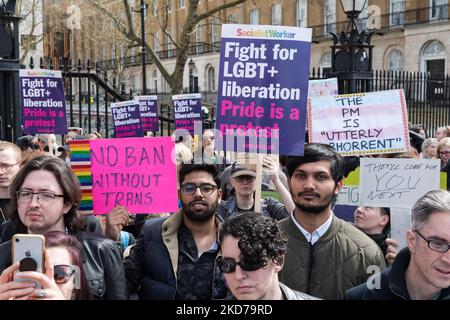 LONDRES, ROYAUME-UNI - 10 AVRIL 2022 : des militants LGBT, des personnes transgenres et leurs partisans manifestent devant Downing Street pour protester contre la décision du gouvernement britannique d'exclure les personnes transgenres dans une interdiction de traitement de conversion à 10 avril 2022 à Londres, en Angleterre. La décision de ne pas inclure la thérapie de conversion trans dans le champ d'application de l'interdiction a conduit plus de 100 groupes LGBTQ+ à boycotter la conférence « Safe to be Me » qui a incité le gouvernement britannique à annuler l'événement. (Photo de Wiktor Szymanowicz/NurPhoto) Banque D'Images