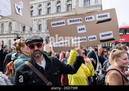 LONDRES, ROYAUME-UNI - 10 AVRIL 2022 : des militants LGBT, des personnes transgenres et leurs partisans manifestent devant Downing Street pour protester contre la décision du gouvernement britannique d'exclure les personnes transgenres dans une interdiction de traitement de conversion à 10 avril 2022 à Londres, en Angleterre. La décision de ne pas inclure la thérapie de conversion trans dans le champ d'application de l'interdiction a conduit plus de 100 groupes LGBTQ+ à boycotter la conférence « Safe to be Me » qui a incité le gouvernement britannique à annuler l'événement. (Photo de Wiktor Szymanowicz/NurPhoto) Banque D'Images