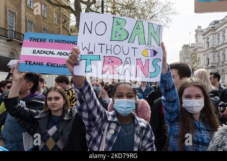 LONDRES, ROYAUME-UNI - 10 AVRIL 2022 : des militants LGBT, des personnes transgenres et leurs partisans manifestent devant Downing Street pour protester contre la décision du gouvernement britannique d'exclure les personnes transgenres dans une interdiction de traitement de conversion à 10 avril 2022 à Londres, en Angleterre. La décision de ne pas inclure la thérapie de conversion trans dans le champ d'application de l'interdiction a conduit plus de 100 groupes LGBTQ+ à boycotter la conférence « Safe to be Me » qui a incité le gouvernement britannique à annuler l'événement. (Photo de Wiktor Szymanowicz/NurPhoto) Banque D'Images