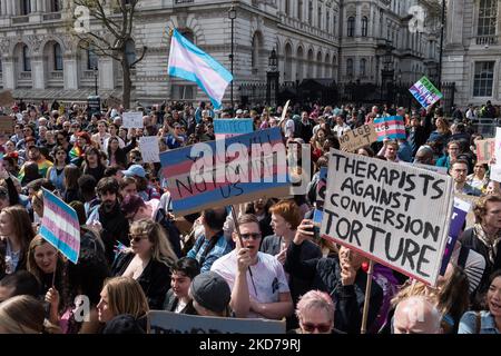 LONDRES, ROYAUME-UNI - 10 AVRIL 2022 : des militants LGBT, des personnes transgenres et leurs partisans manifestent devant Downing Street pour protester contre la décision du gouvernement britannique d'exclure les personnes transgenres dans une interdiction de traitement de conversion à 10 avril 2022 à Londres, en Angleterre. La décision de ne pas inclure la thérapie de conversion trans dans le champ d'application de l'interdiction a conduit plus de 100 groupes LGBTQ+ à boycotter la conférence « Safe to be Me » qui a incité le gouvernement britannique à annuler l'événement. (Photo de Wiktor Szymanowicz/NurPhoto) Banque D'Images