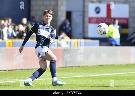 DaN McNamara de Millwall en action lors du match de championnat Sky Bet entre Millwall et Barnsley à la Den, Londres, le samedi 9th avril 2022. (Photo par Ivan Yordanov/MI News/NurPhoto) Banque D'Images