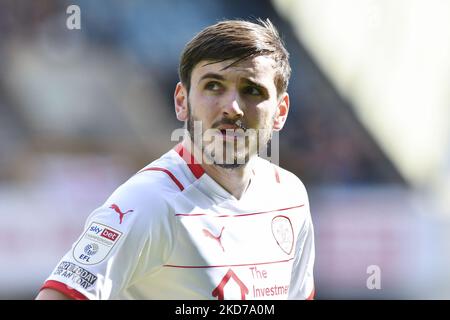 Liam Kitching de Barnsley regarde pendant le match de championnat Sky Bet entre Millwall et Barnsley à la Den, Londres, le samedi 9th avril 2022. (Photo par Ivan Yordanov/MI News/NurPhoto) Banque D'Images