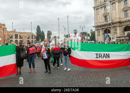 Rome, Italie - 5 novembre 2022: Des milliers de personnes manifestent pour la paix, pour les droits de l'homme et des femmes en Iran. Banque D'Images