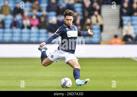 DaN McNamara de Millwall en action lors du match de championnat Sky Bet entre Millwall et Barnsley à la Den, Londres, le samedi 9th avril 2022. (Photo par Ivan Yordanov/MI News/NurPhoto) Banque D'Images