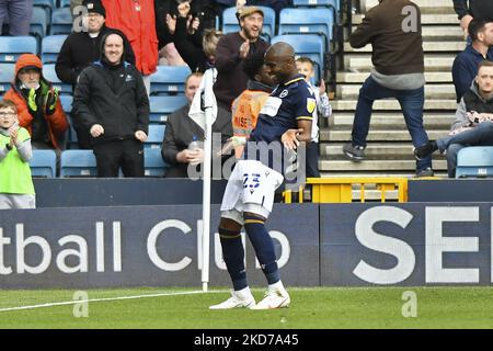 Benik Afobe, de Millwall, célèbre après avoir marquant le quatrième but de son équipe lors du match du championnat Sky Bet entre Millwall et Barnsley à la Den, Londres, le samedi 9th avril 2022. (Photo par Ivan Yordanov/MI News/NurPhoto) Banque D'Images