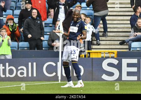 Benik Afobe, de Millwall, célèbre après avoir marquant le quatrième but de son équipe lors du match du championnat Sky Bet entre Millwall et Barnsley à la Den, Londres, le samedi 9th avril 2022. (Photo par Ivan Yordanov/MI News/NurPhoto) Banque D'Images