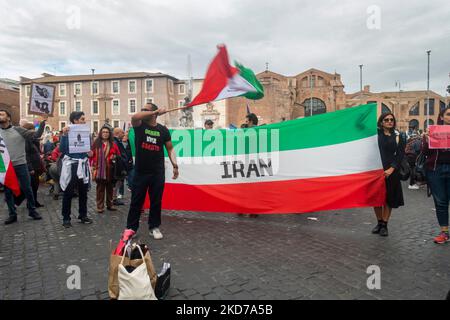 Rome, Italie - 5 novembre 2022: Des milliers de personnes manifestent pour la paix, pour les droits de l'homme et des femmes en Iran. Banque D'Images