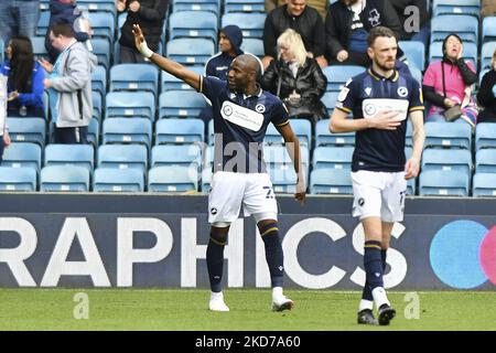 Benik Afobe, de Millwall, célèbre après avoir marquant le quatrième but de son équipe lors du match du championnat Sky Bet entre Millwall et Barnsley à la Den, Londres, le samedi 9th avril 2022. (Photo par Ivan Yordanov/MI News/NurPhoto) Banque D'Images