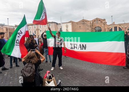 Rome, Italie - 5 novembre 2022: Des milliers de personnes manifestent pour la paix, pour les droits de l'homme et des femmes en Iran. Banque D'Images