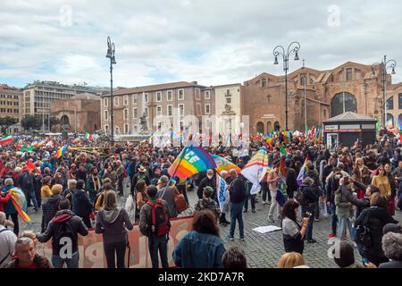 Rome, Italie - 5 novembre 2022: Des milliers de personnes manifestent pour la paix, pour les droits de l'homme, contre l'invasion de la Russie en Ukraine. Banque D'Images